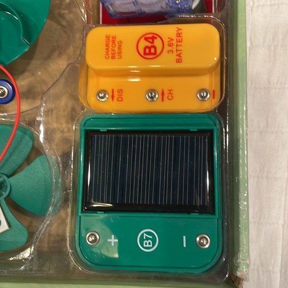 Snap circuits green alternative energy electronics exploration kit stem projects - Picture 6 of 16